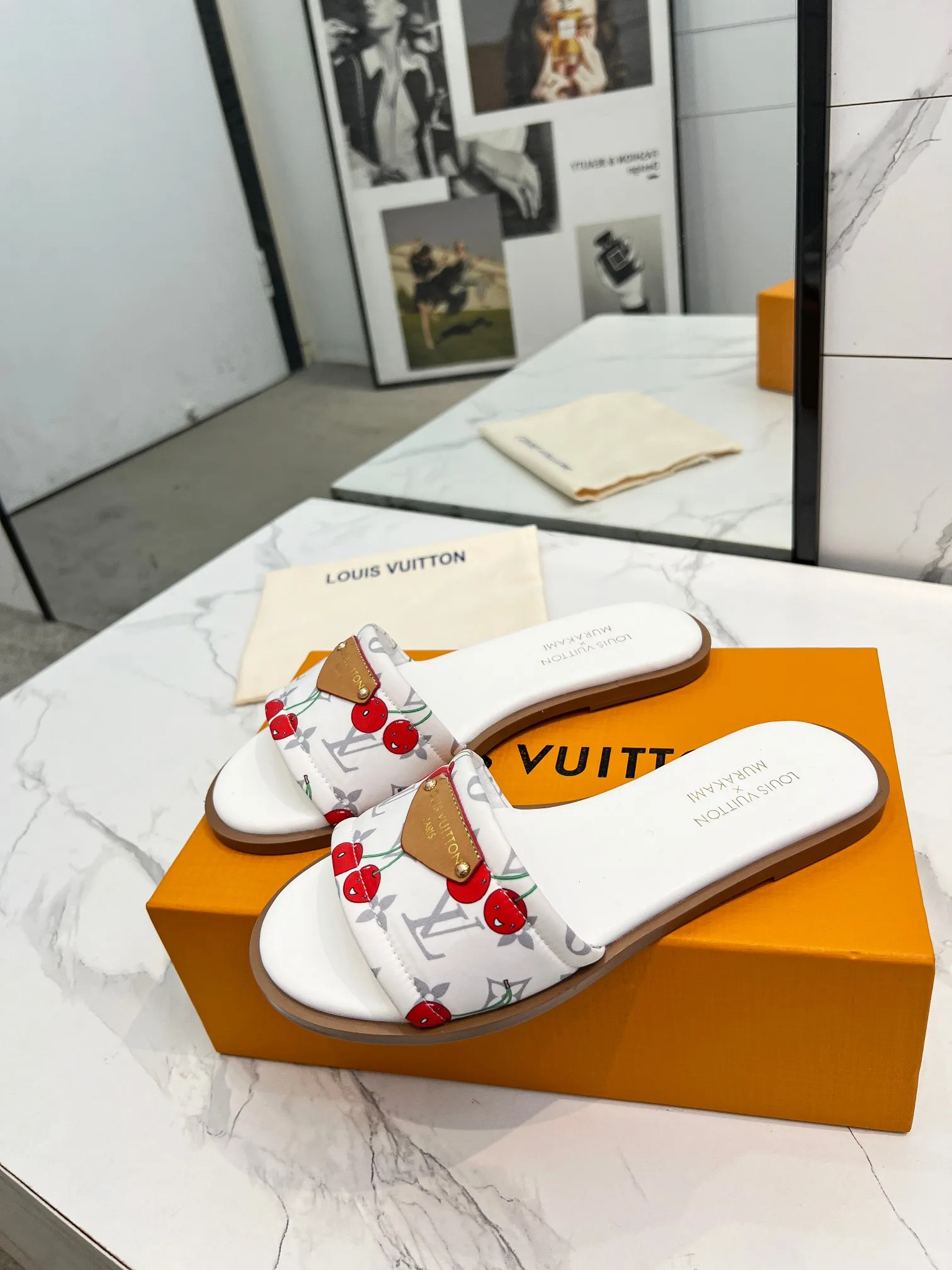 👟👟Ex-factory price 320👟👟 Genuine leather sole +40 Louis Vuitton, 1:1 advanced customization upper, fabric: customized LV special fabric, lining: sheepskin, original molding hardware, code number: 35-42, order with pictures, welcome to send pictures to place an order,
